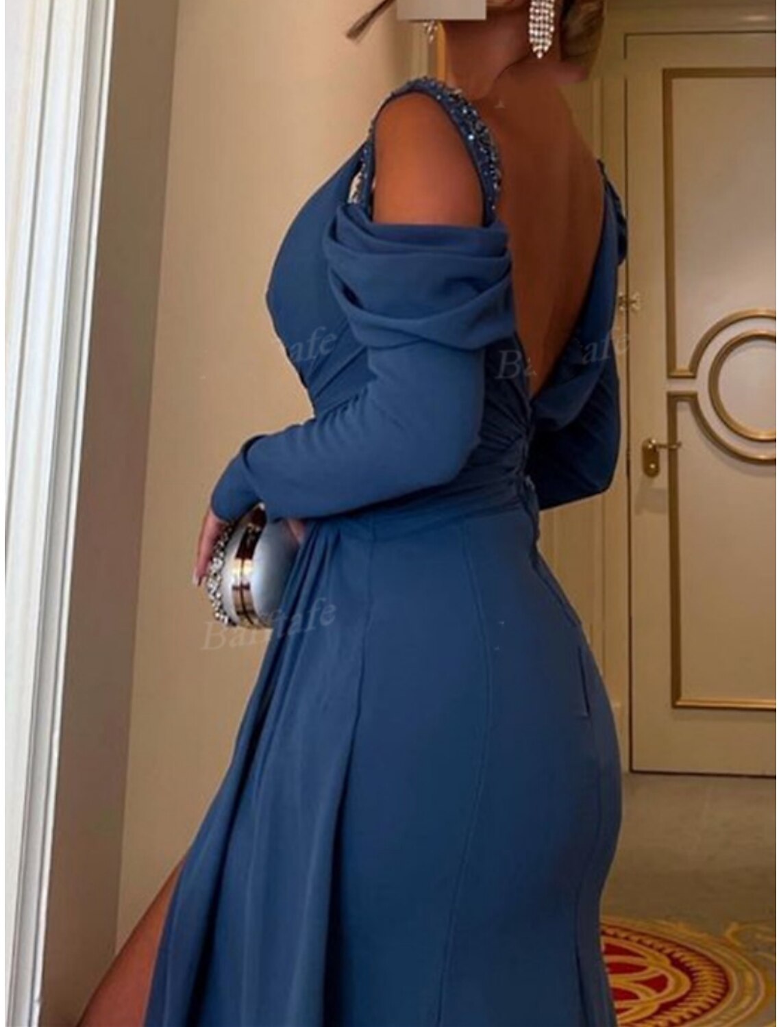 Abito da sera a trapezio, elegante, formale, con strascico, manica lunga, scollo quadrato, paillettes e spacco in paillettes